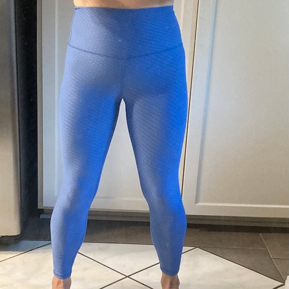 Baby blue textured scrunch butt leggings size medium